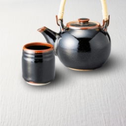黒茶碗　黒釉薬　三峯園　筒茶碗　茶道　わびさび　裏印 黒茶碗 黒釉薬 三峯園 筒茶碗 茶道 わびさび 裏印